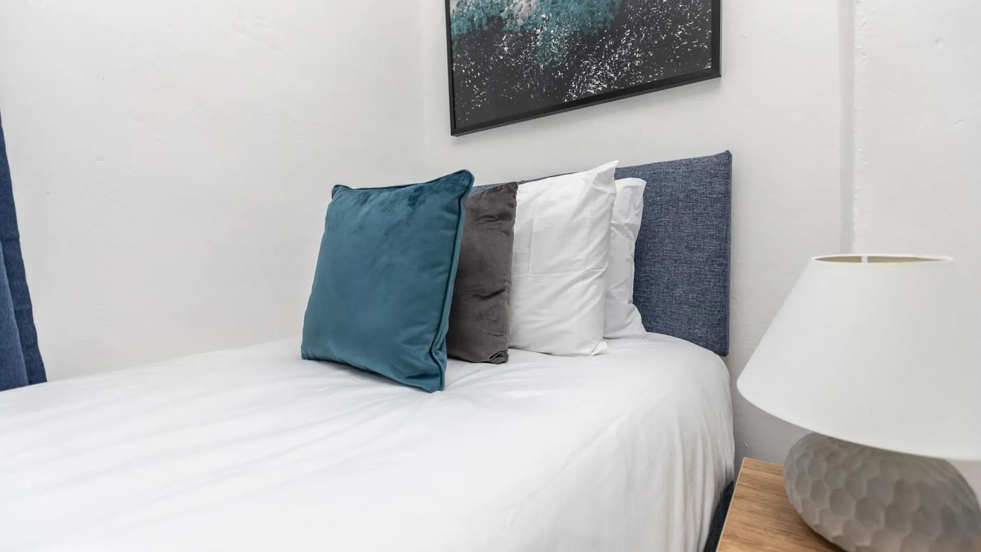 Featherstone Cosy Two Bedroom Property! בריטניה